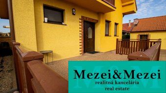 Einfamilienhaus in Majcichov mit einem Zertifikat einer geprüften Immobilienagentur an einer sichtbaren Stelle.