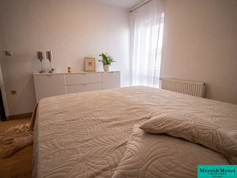 Ein Schlafzimmer mit weißen Möbeln und dekorativen Accessoires in einem Einfamilienhaus.