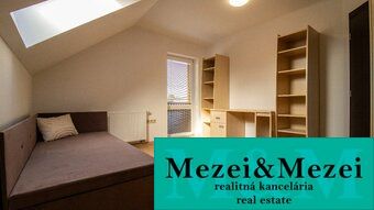 Helles Schlafzimmer in einem Einfamilienhaus mit Bett und Dachfenster. Immobilienbüro Mezei&Mezei.