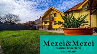 Einfamilienhaus in Majcichov mit Rasen im Garten und Zertifikat eines geprüften Büros.