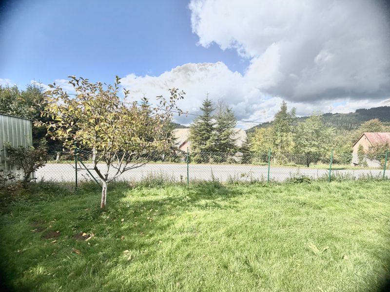 Garten mit Rasen und Baum in Oščadnica in der Straße Košariská (Grundstücke - Wohnen).