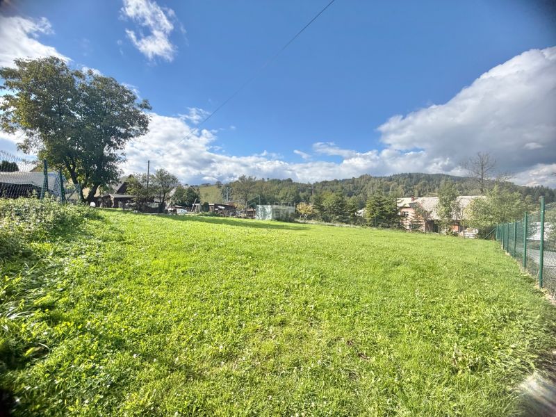 Grundstücke - Wohnen in Oščadnica in der Straße Košariská, grüne Wiesen und bewaldete Hügel.