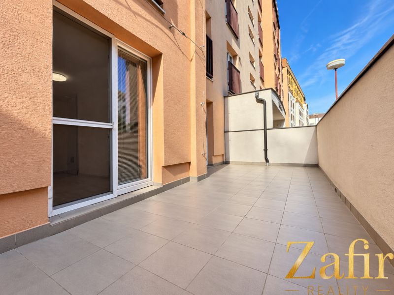 Terrasse bei einer 3-Zimmer-Wohnung in der Vajanského-Straße in Trnava mit Fliesen.