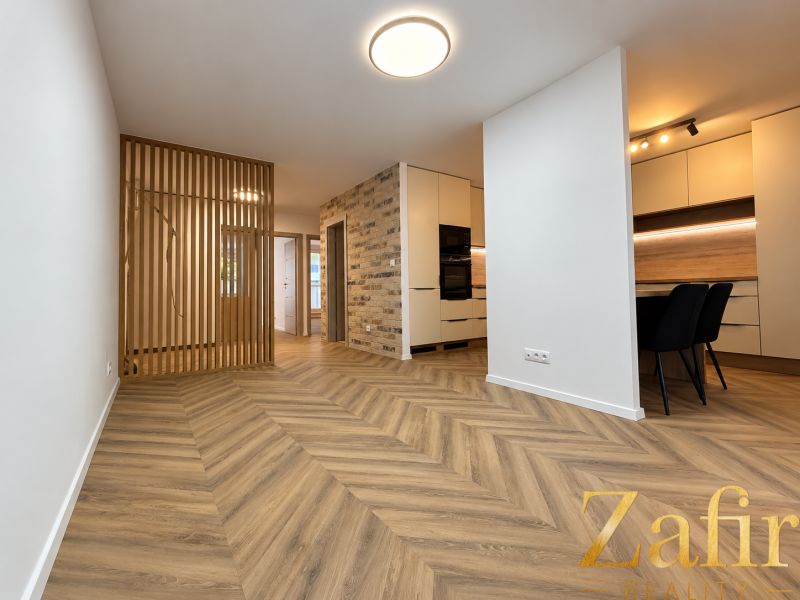 Küche mit Essbereich und Holzboden in einer 3-Zimmer-Wohnung.