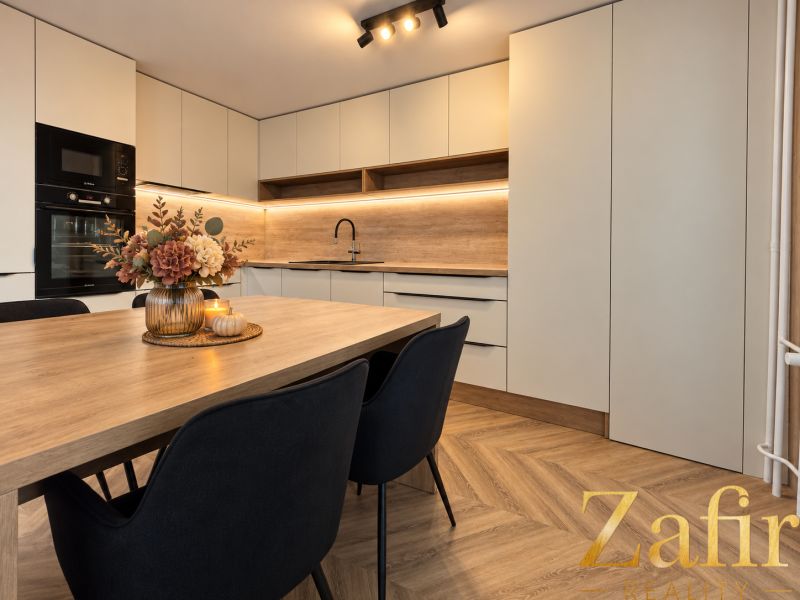 Küche in einer 3-Zimmer-Wohnung mit Holzboden und moderner Ausstattung.