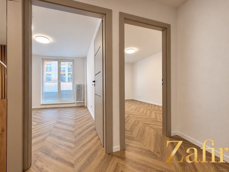 Innenraum einer 3-Zimmer-Wohnung mit Holzbodenoptik und viel Tageslicht.