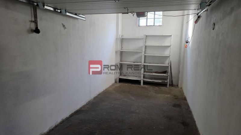 Garage mit Betonboden und Regalen in Bratislava III in der Pionierska-Straße.