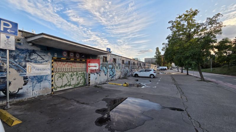 Garagen in der Pionierska-Straße in Bratislava III mit Autos und Graffiti an den Wänden.