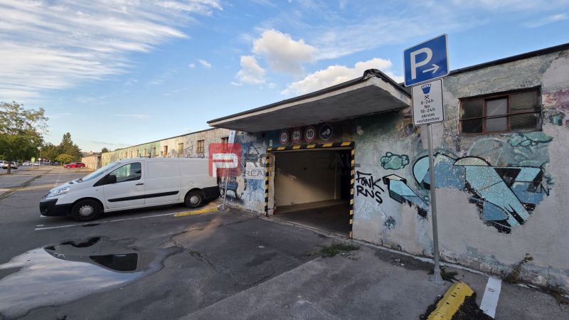 Garagen in der Pionierska-Straße in Bratislava III, Außenparkplätze, Graffiti an den Wänden.