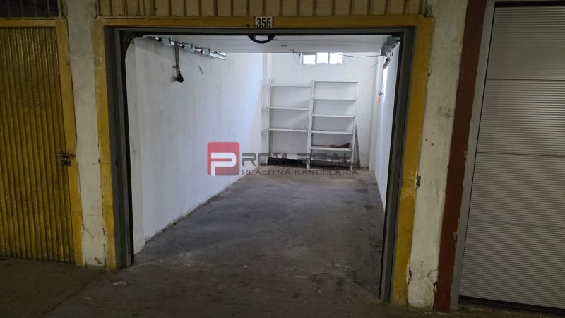Offene Garagen in der Pionierska-Straße in Bratislava III, mit Regalen hinten.