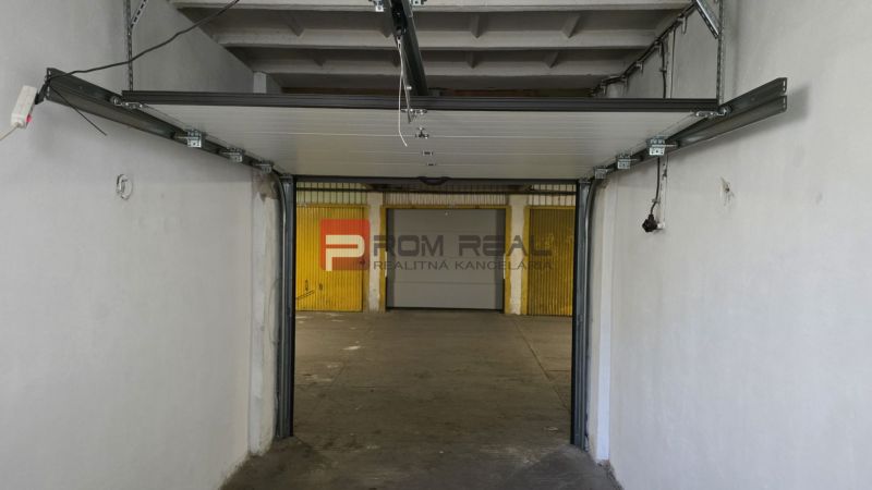 Ein Blick in die leere Garage in der Pionierska-Straße in Bratislava III.