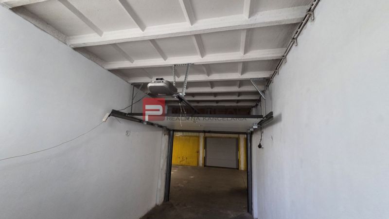Weiße Garage mit Blechttoren in der Pionierska-Straße in Bratislava III.