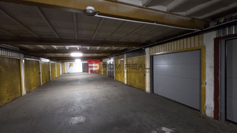 In den Garagen in der Pionierska-Straße in Bratislava III gibt es Reihen-Garagentore mit Deckenlicht.