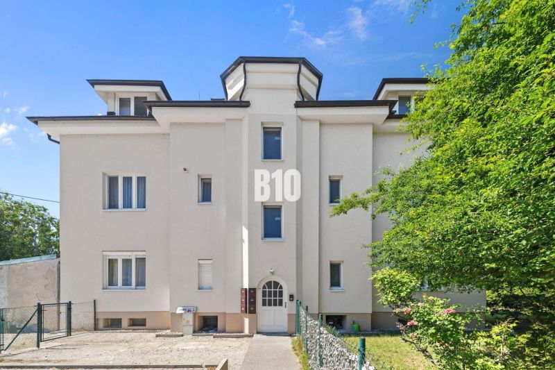 Ein Wohnhaus in der Vranovská Straße in Bratislava V, umgeben von Grünflächen.