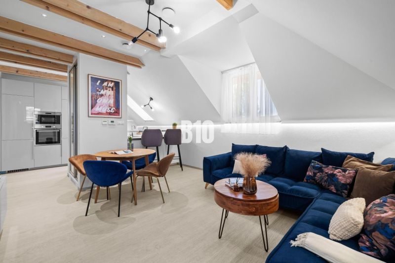 Stilvolles Wohnzimmer mit Holzdekorboden in einer 2-Zimmer-Wohnung.