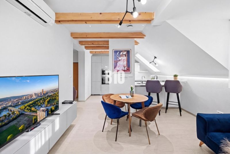 Innenraum einer 2-Zimmer-Wohnung mit Küchenzeile, Holzbalken und Boden mit Holzdekor.