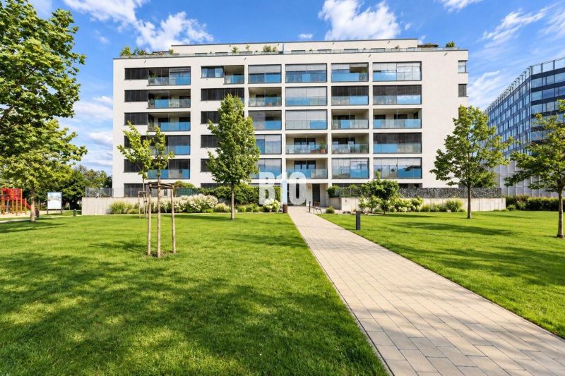 Ein Gebäude mit modernen Balkonen, umgeben von Grün, in der Malokrasňanská Straße in Bratislava III.