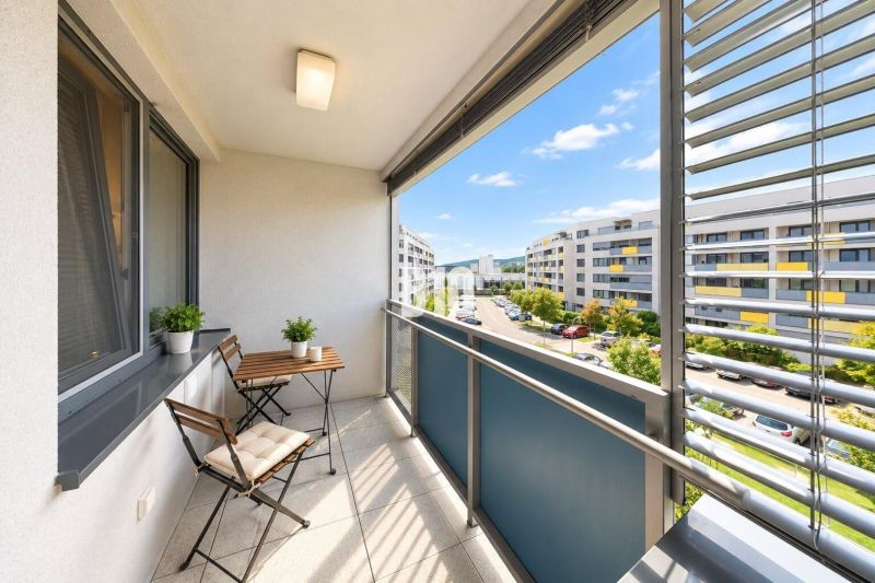 Balkon einer 2-Zimmer-Wohnung in der Malokrasňanská-Straße in Bratislava III mit Außensitzbereich.
