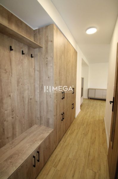 Flur mit Einbauschrank und Boden in Holzoptik in einer 2-Zimmer-Wohnung.