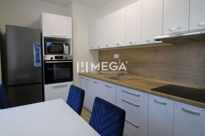 Moderne Küche mit weißen Möbeln und Holzboden in einer 2-Zimmer-Wohnung.