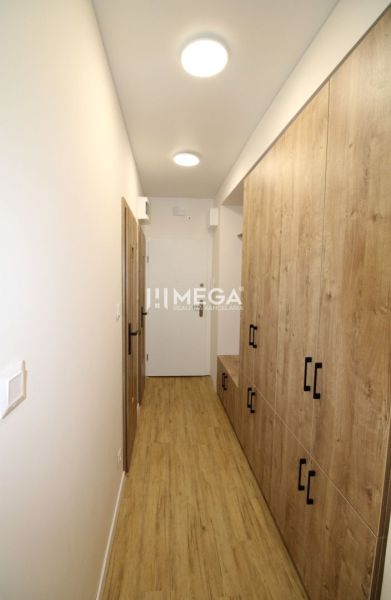 Flur mit Holzboden und Einbauschränken in einer 2-Zimmer-Wohnung.