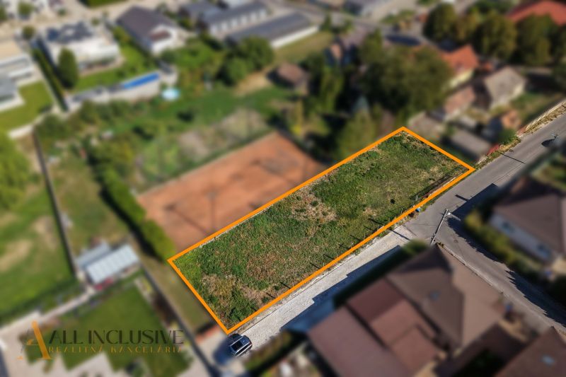 Grundstücke - Wohnen in der Straße Malé Blahovo in Dunajská Streda, umgeben von Grünflächen.