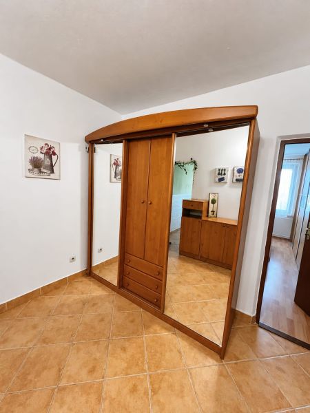 In einer 3-Zimmer-Wohnung sehen wir einen Einbauschrank mit einem verschiebbaren Spiegel und Fliesen.
