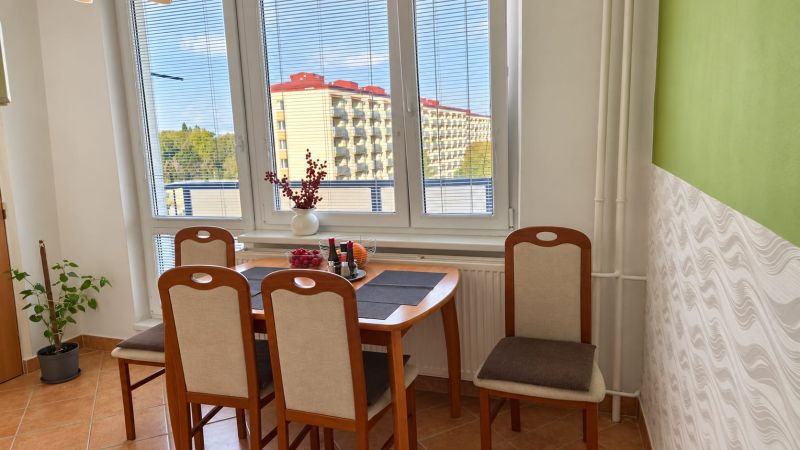 Essbereich mit Holzstühlen und Fenster in einer 3-Zimmer-Wohnung.