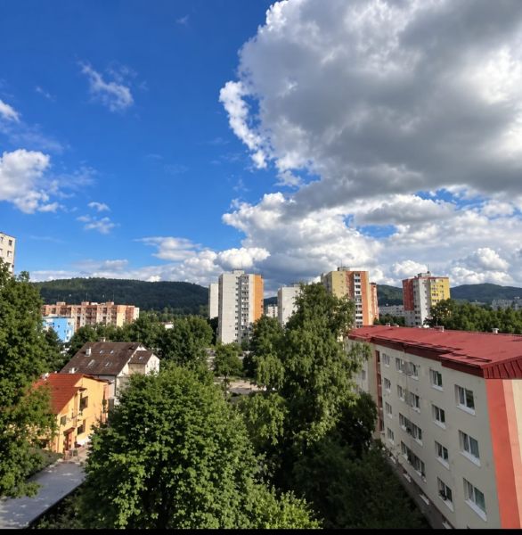 Blick auf die Plattenbauten und das Grün in Dubnica nad Váhom in der Straße Centrum I.