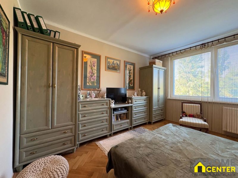 Schlafzimmer mit Kolben, dekorativen Schränken und Holzboden in einer 3-Zimmer-Wohnung.