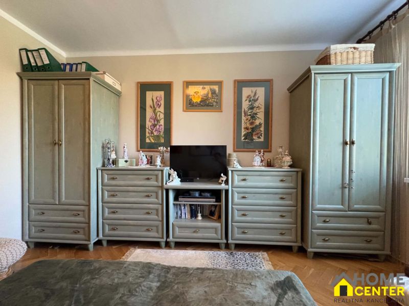 Wohnzimmer mit traditionellem Möbeln und Dekorationen in einer 3-Zimmer-Wohnung.
