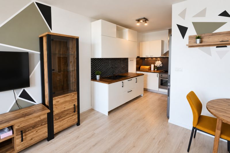 Küche in einer 2-Zimmer-Wohnung mit geometrischen Mustern und einem Boden in Holzoptik.