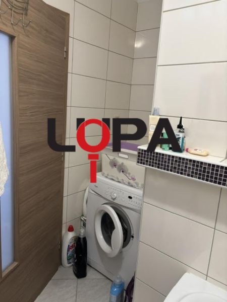 Kúpeľňa v 2-izbovom byte s práčkou a úložným priestorom.