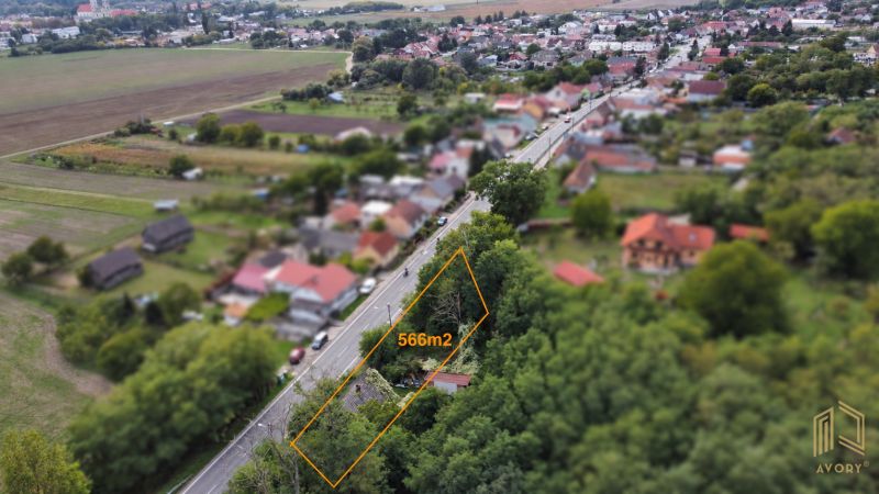 Luftaufnahme eines Grundstücks mit einer Fläche von 566 m² in Šaštín-Stráže zwischen Einfamilienhäusern.