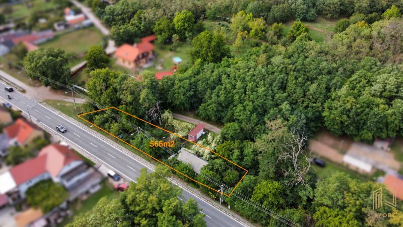 Luftaufnahme eines Grundstücks mit einer Hütte in Šaštín-Stráže neben Einfamilienhäusern.