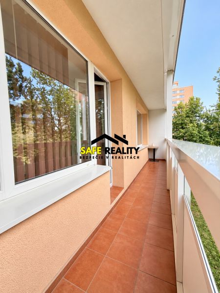 Balkon bei einer 1-Zimmer-Wohnung in der Bajzova-Straße in Žilina, mit Keramikfliesen und Aussicht.
