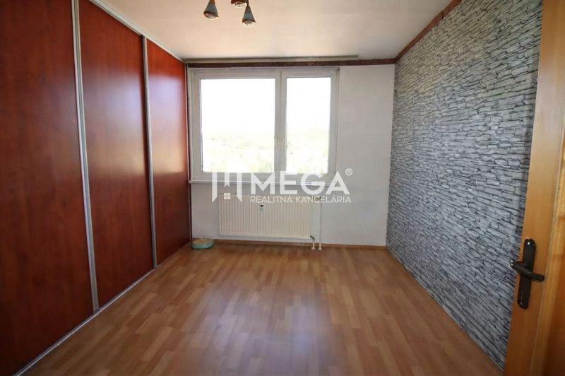 Ein Zimmer mit Holzboden und einem Einbauschrank in einer 3-Zimmer-Wohnung.