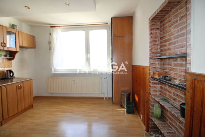 Küche mit Holzboden in einer 3-Zimmer-Wohnung mit Einbauschränken.