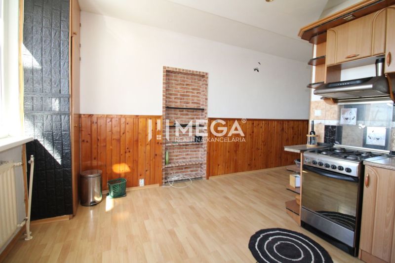Küche in einer 3-Zimmer-Wohnung mit Holzboden und Ziegelverkleidung.
