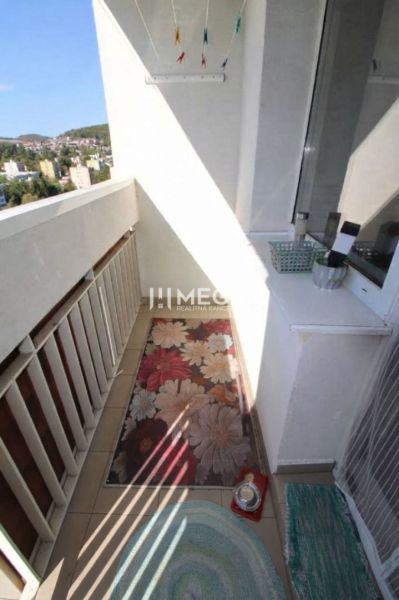 Balkon einer 3-Zimmer-Wohnung in der Laborecká-Straße in Humenné mit Blick auf die Stadt.
