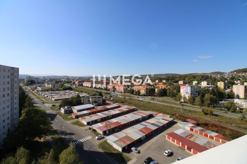 Blick aus einer 3-Zimmer-Wohnung in der Laborecká-Straße in Humenné mit Panorama der Stadt.