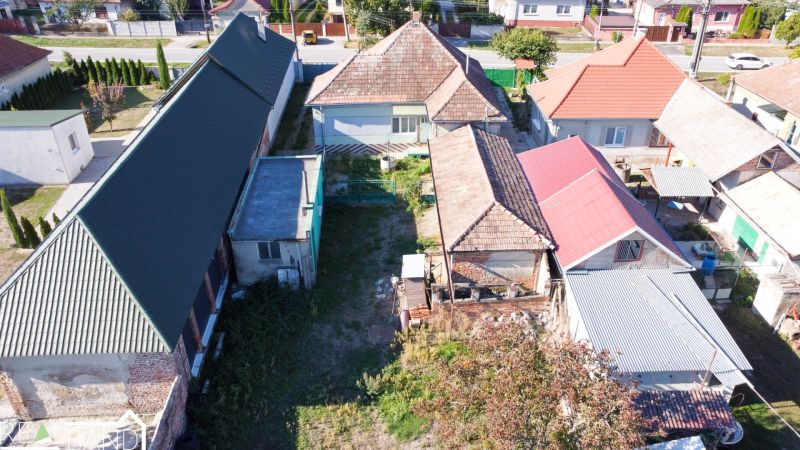 Ein Einfamilienhaus in Kráľov Brod mit Höfen, Dächern und Vegetation, umgeben von weiteren Häusern.