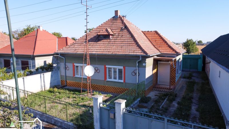 Ein Einfamilienhaus in Kráľov Brod mit einem roten Schrägdach und einem gepflegten Garten.