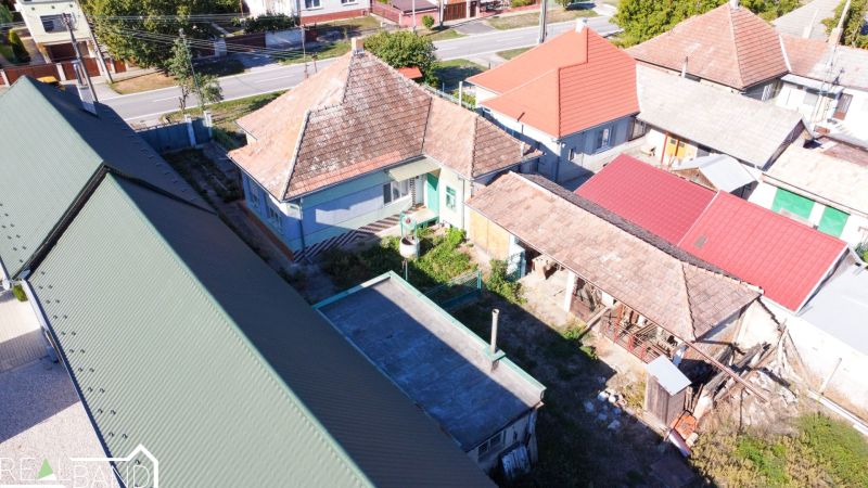 Ein Einfamilienhaus in Kráľov Brod mit traditionellen Dächern und einem Hof in der umliegenden Bebauung.