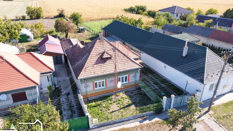 Ein Einfamilienhaus in Kráľový Brod mit Garten und nahen Nachbarn.