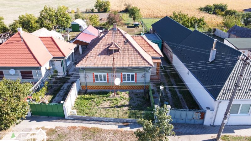 Ein Einfamilienhaus in Kráľov Brod mit einem geräumigen Hof und einer Zufahrtsstraße.