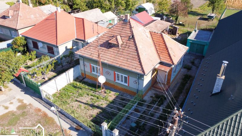 Ein Einfamilienhaus in Kráľov Brod mit einem Terrakottadach und einem gepflegten Grundstück.