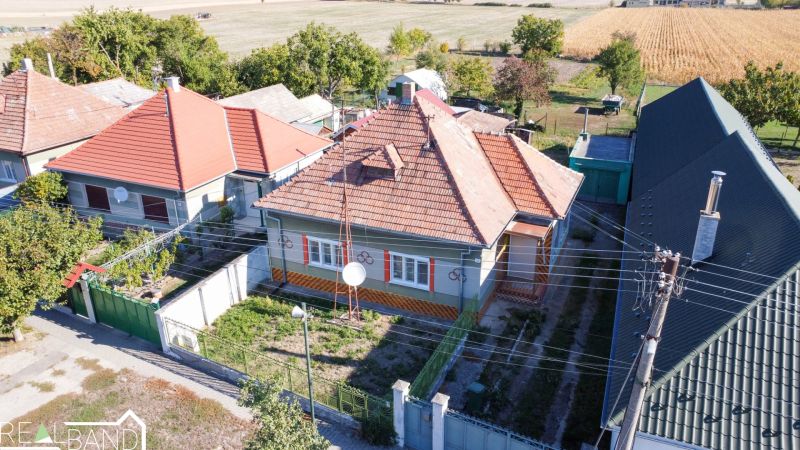 Ein Einfamilienhaus in Kráľov Brod mit einem traditionellen Dach, umgeben von Gärten und Feldern.