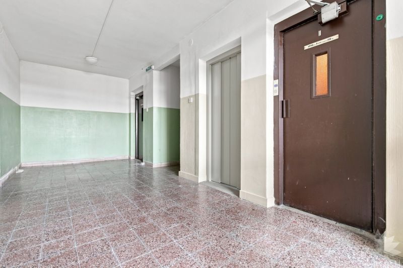 Der Flur in einem Wohnhaus in der Hanulova-Straße, Bratislava - Dúbravka, mit Aufzug und Türen.