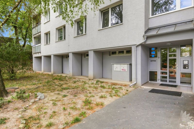 Eingang zum Wohnhaus in der Hanulova-Straße, Bratislava - Dúbravka mit teilweise Garten.